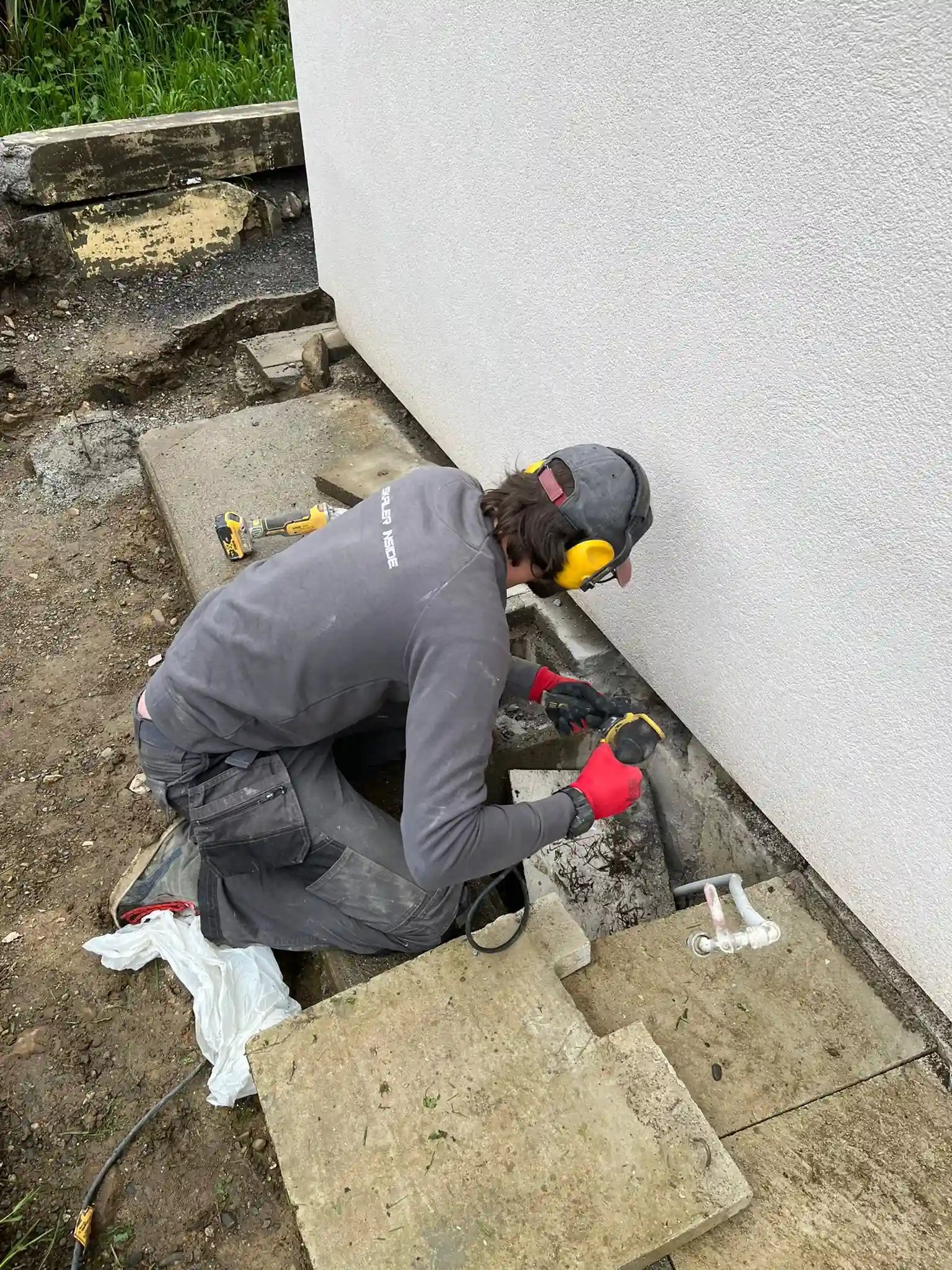 Tom réalisant des travaux extérieurs au Pays Basque