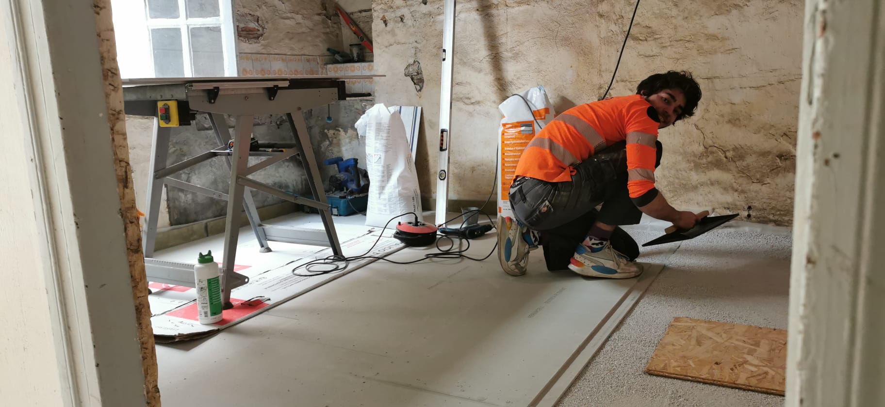 Préparation d’un sol lors d’une rénovation intérieure